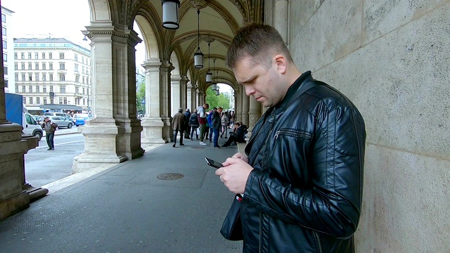 男人在街上用智能手机。视频素材