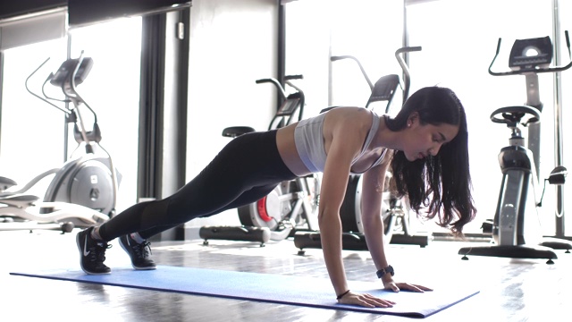 健身女运动训练在地板上视频素材