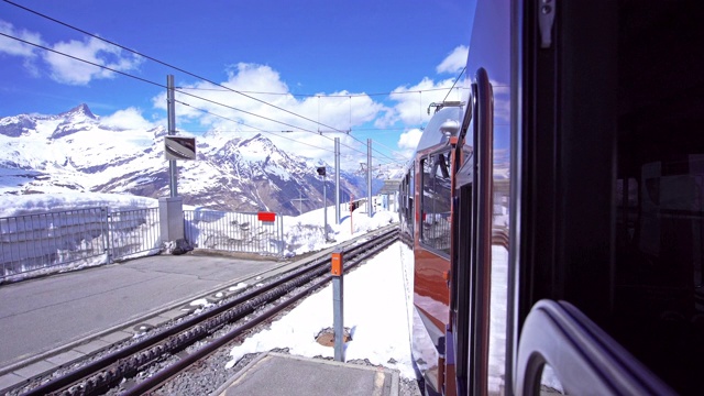 透过火车窗户往里看，瑞士策马特。视频素材