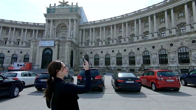 游客用手机拍摄维也纳景点的视频。视频素材
