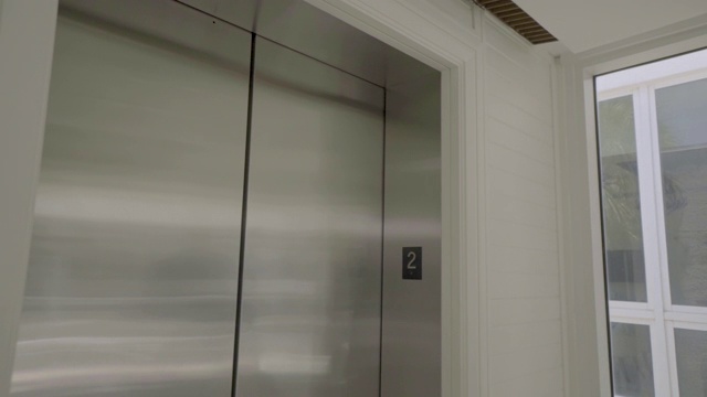 清洁工清洁并擦亮电梯门板视频素材