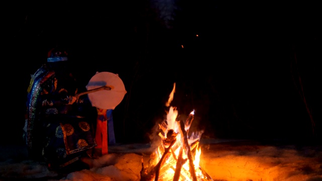 萨满打手鼓。围绕着火堆的萨满仪式。视频下载