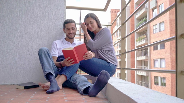 慢镜头:一对相爱的夫妇在看书视频下载