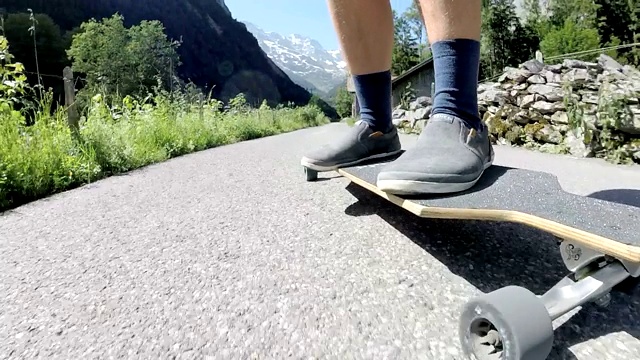 用滑板穿过瑞士的一个标志性山谷视频素材