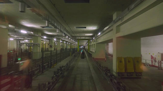 列车在地下行驶的内部视图。视频素材