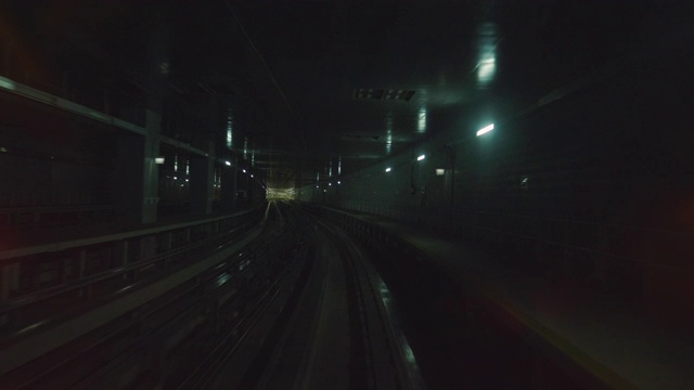 列车在地下行驶的内部视图。视频素材