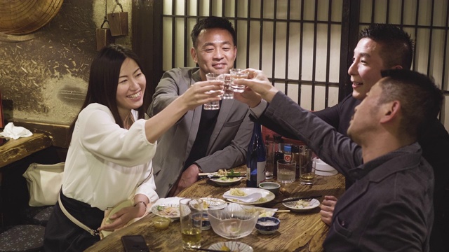一群日本同事在东京餐厅庆祝视频素材