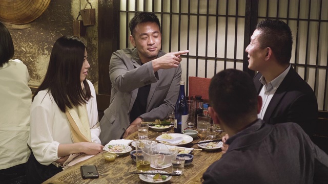一群日本朋友在东京餐厅用餐视频素材