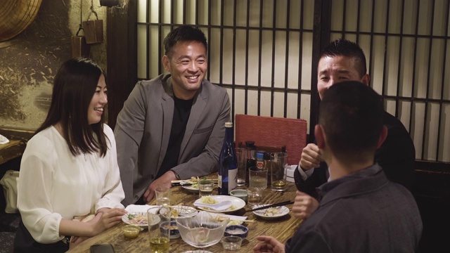 日本朋友在东京餐厅享受饮料和食物视频素材