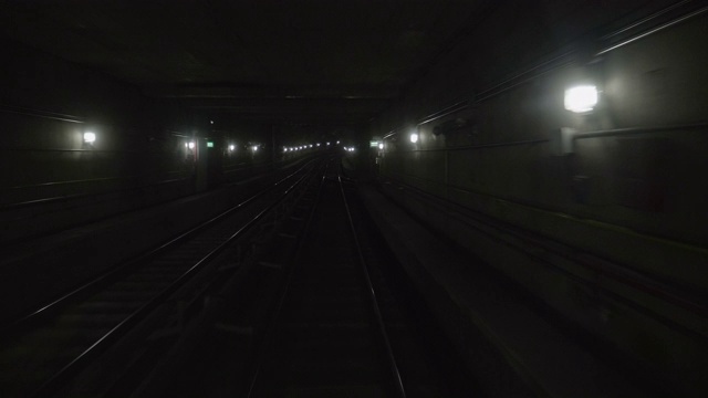 火车在地下一米下行驶的内部视图。视频素材