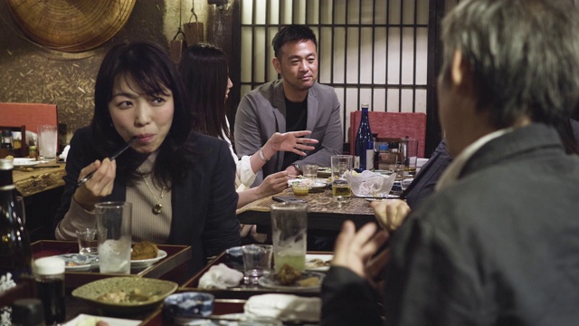 日本夫妇在东京寿司酒吧和餐厅视频素材