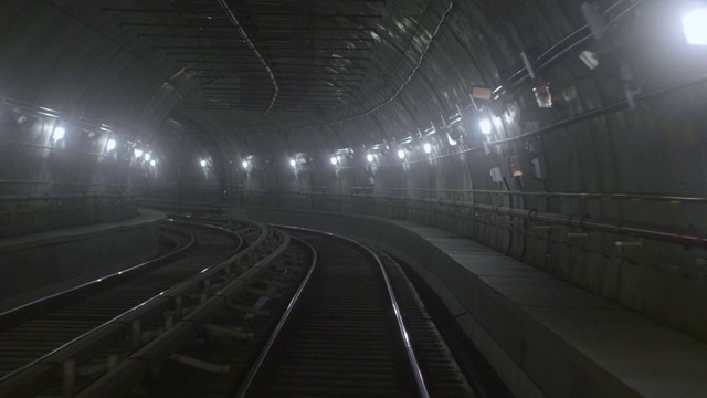 火车在地下一米下行驶的内部视图。视频素材
