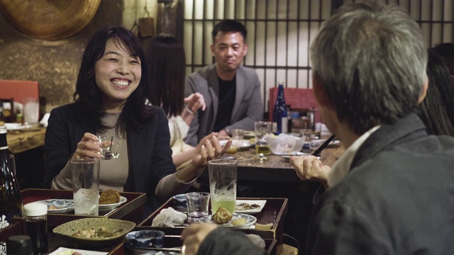成熟的日本女人享受在东京餐厅与同事视频素材