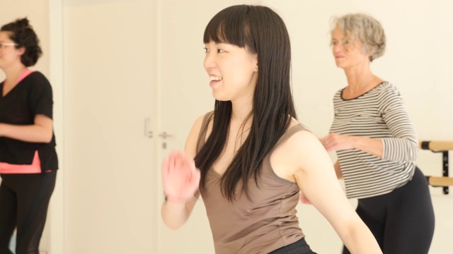 自信的女性在健身俱乐部学习舞蹈视频素材
