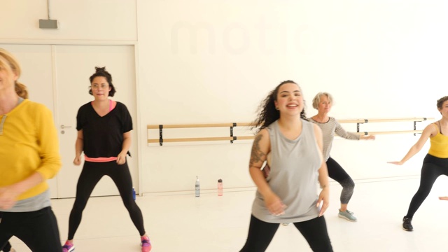 女性在健身室练习舞蹈视频素材
