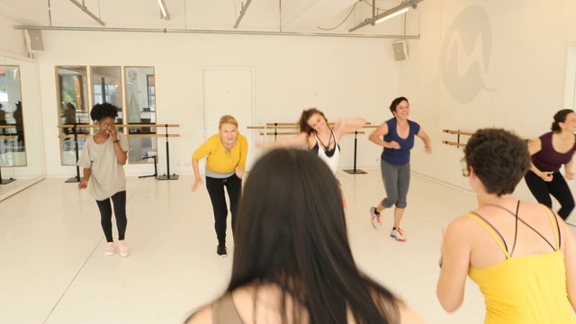 教师在舞蹈课上教女学生视频素材