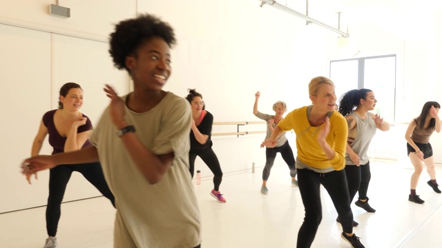 女性在健身房里享受舞蹈视频素材
