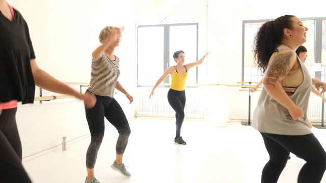女性在健身室学习舞蹈视频素材