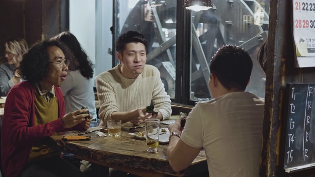 一群日本年轻人在东京餐厅用手吃日本菜视频素材