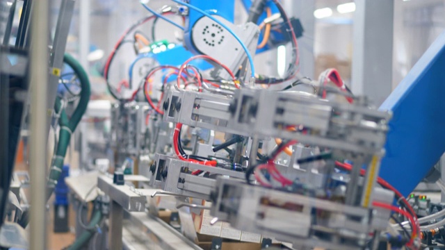 工作输送带设备包装纸板箱在工厂。机器人生产线。视频素材