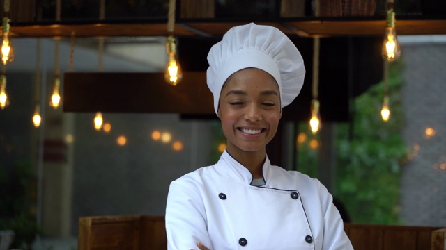 非裔美国女厨师双臂交叉，对着镜头微笑视频素材