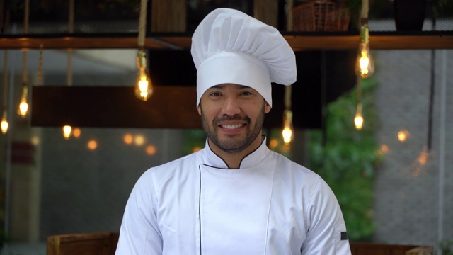 拉丁美洲的年轻男厨师对着镜头微笑视频素材