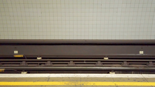 地铁列车驶离站台。视频素材