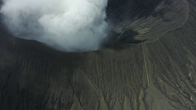 布罗莫火山喷发的鸟瞰图视频素材