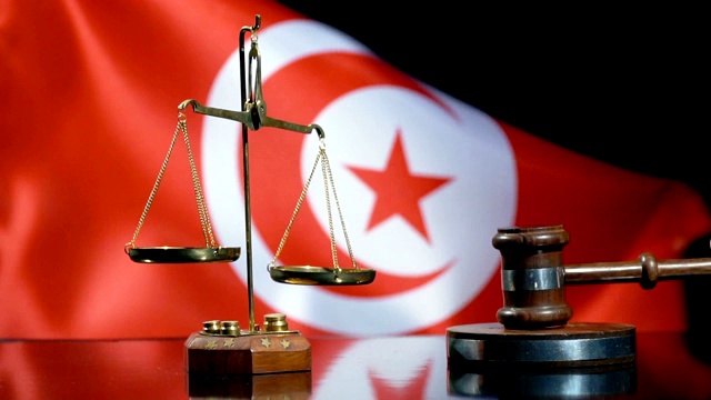 平衡和木槌与突尼斯国旗视频素材