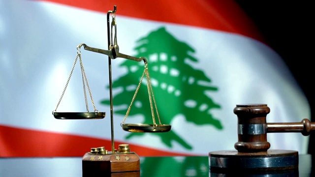 平衡和小木槌与黎巴嫩国旗视频素材