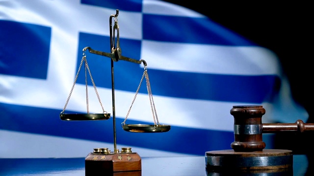 平衡和木槌与希腊国旗视频下载