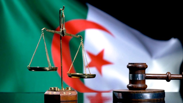 平衡和小木槌与阿尔及利亚国旗视频素材