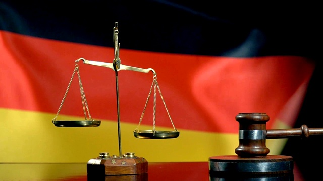 平衡和木槌与德国国旗视频素材