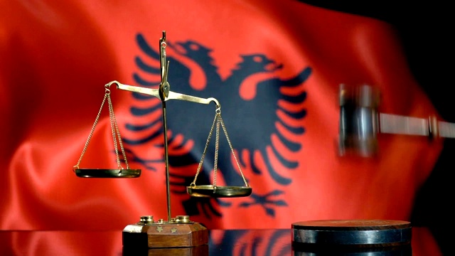 平衡和木槌与阿尔巴尼亚国旗视频素材