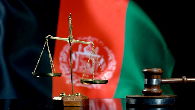 平衡和小木槌与阿富汗旗视频素材