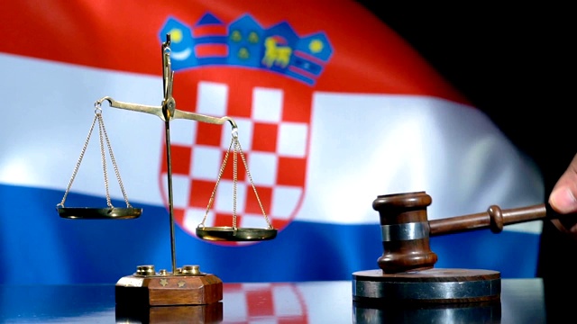 平衡和槌与克罗地亚国旗视频素材