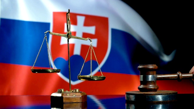 平衡和木槌与斯洛伐克国旗视频素材