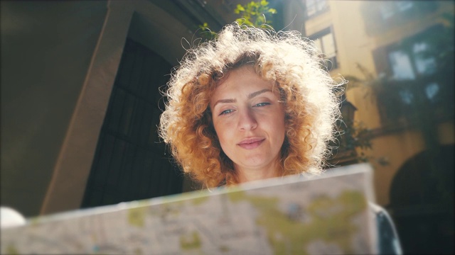 女游客在看城市地图。视频素材