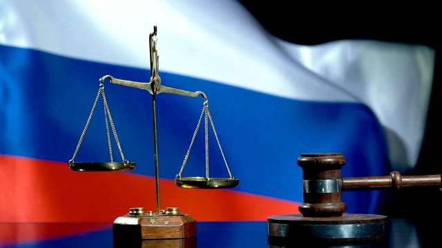 平衡和木槌与俄罗斯国旗视频素材