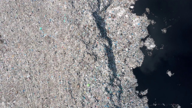垃圾场的垃圾和湖泊鸟瞰图视频素材