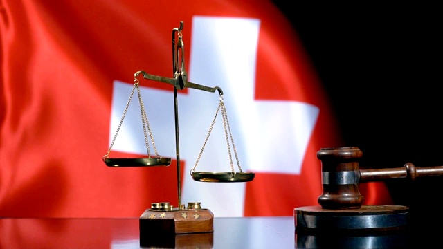 平衡和小木槌与瑞士国旗视频素材