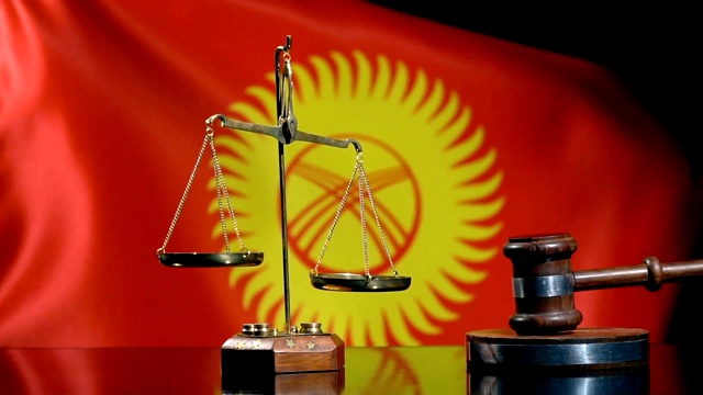 平衡和木槌与吉尔吉斯国旗视频素材