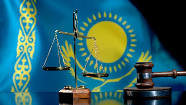 平衡和木槌与哈萨克斯坦国旗视频素材