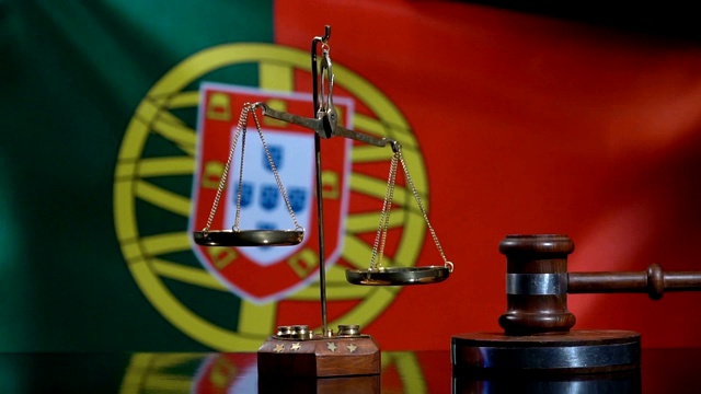 平衡和木槌与葡萄牙国旗视频素材