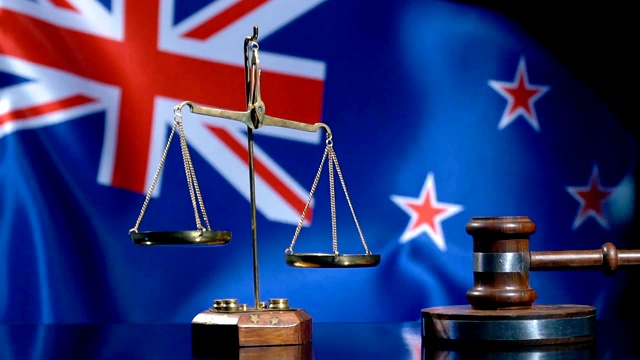 平衡和木槌与新西兰国旗视频素材