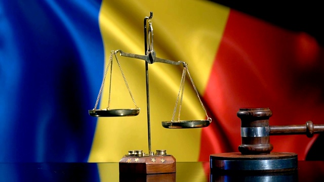 平衡和木槌与罗马尼亚国旗视频素材