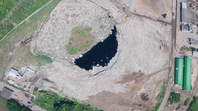 垃圾填埋场中央的有毒湖泊视频素材