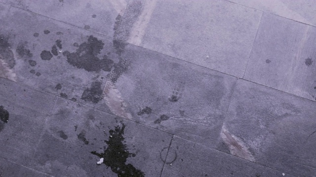 城市街道上的肮脏瓷砖地板视频下载