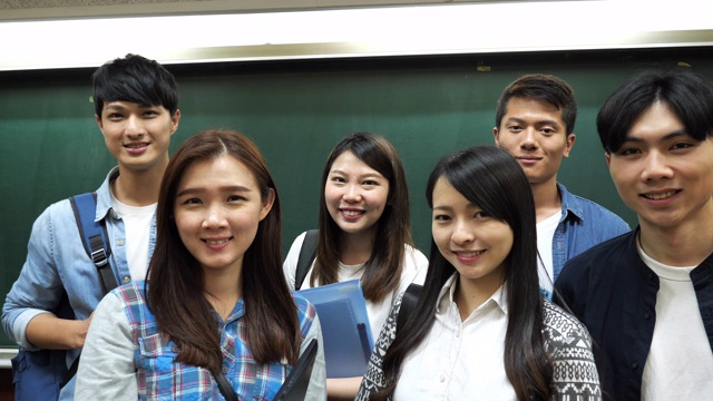 亚洲学生在课堂上。视频下载