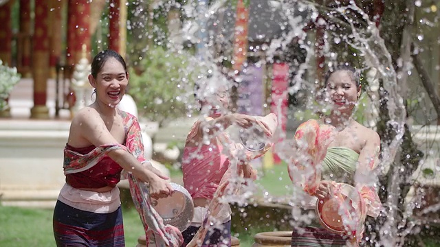 一群泰国和老挝的男孩和女孩在泼水节泼水视频下载